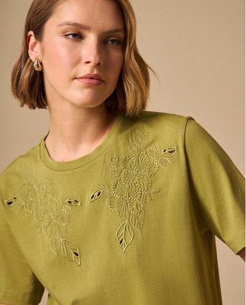 Camiseta con Bordados Florales Artesanales