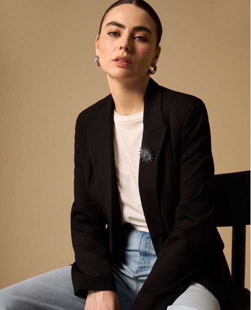 Blazer Negro con Broche Solar Decorativo