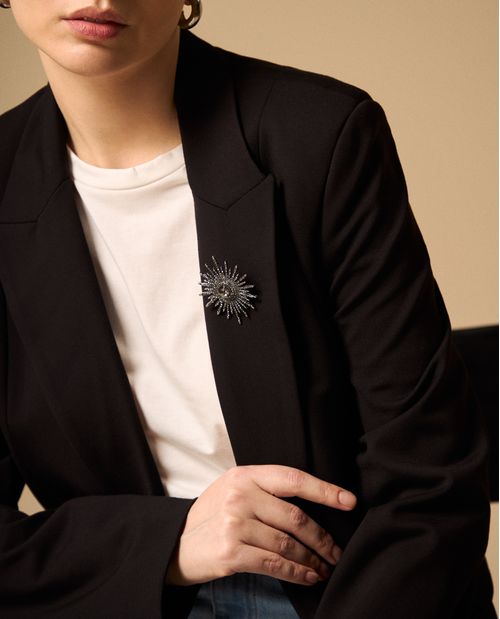 Blazer Negro con Broche Solar Decorativo