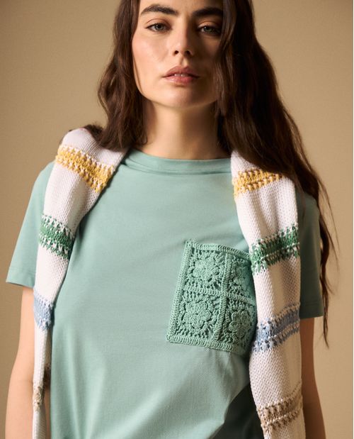 Camiseta con Bordado en Encaje