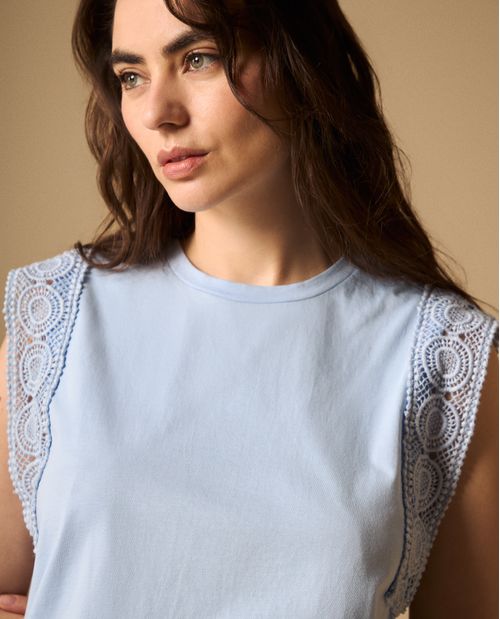 Camiseta con Detalles de Encaje