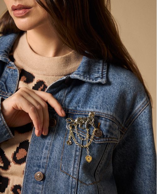 Chaqueta Denim Azul con Broche Dorado