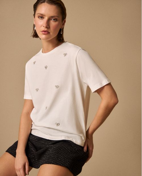 Camiseta Blanca con Bordados de Lazos