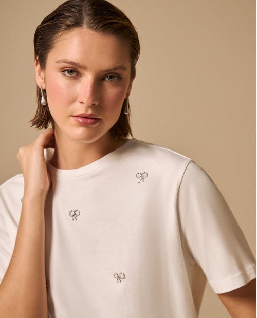 Camiseta Blanca con Bordados de Lazos