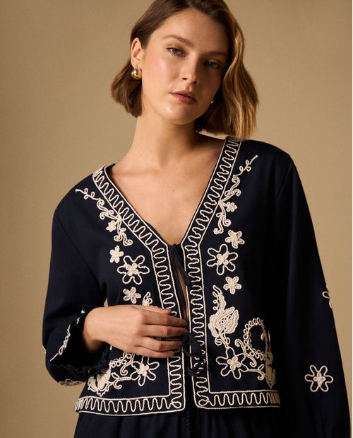 Chaqueta Azul con Bordados Artesanales