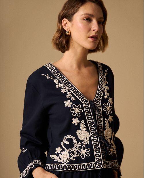 Chaqueta Azul con Bordados Artesanales
