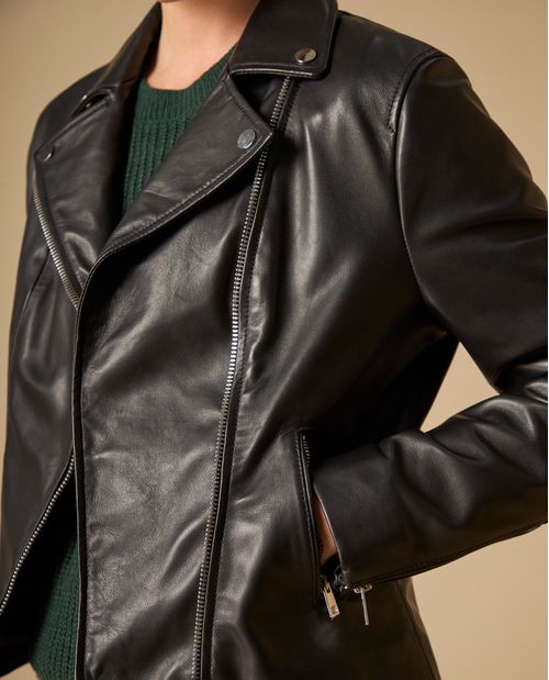 Chaqueta estilo biker con cremalleras y detalles metálicos para mujer