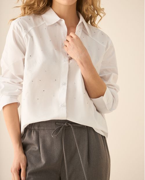 Camisa clásica con apliques de piedras para mujer