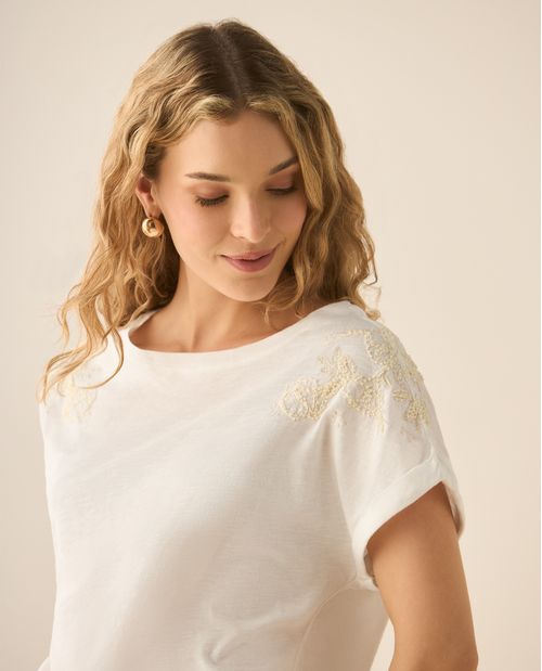Camiseta tradicional con apliques bordados y de piedras en mangas para mujer.