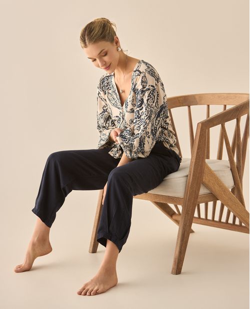 Pantalón fluido con pinzas en bota para mujer