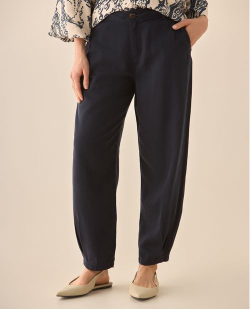 Pantalón fluido con pinzas en bota para mujer