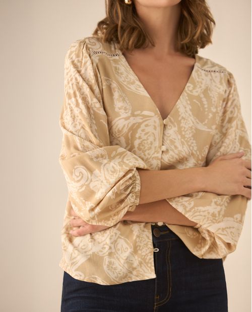 Camisa escote en V estampada para