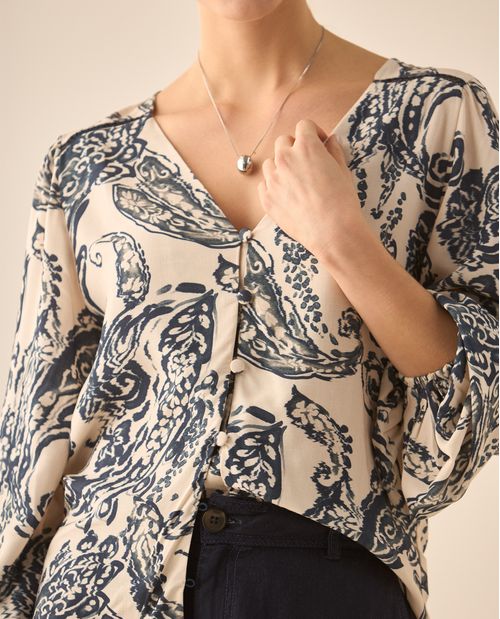 Camisa escote en V estampada para