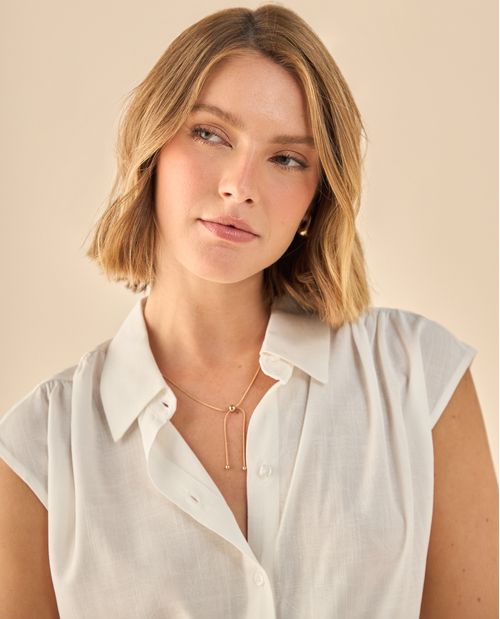 Camisa con Pliegue Posterior Distintivo