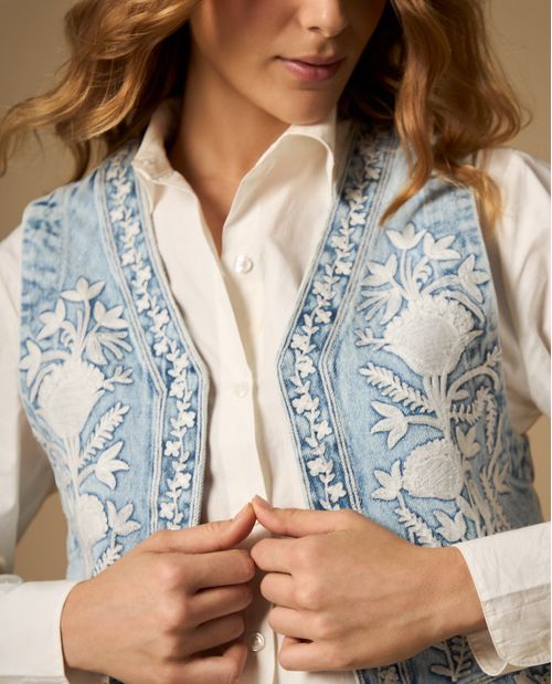 Chaleco corto con estampado floral y bordes con diseño