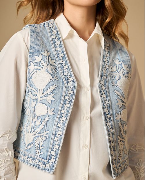 Chaleco corto con estampado floral y bordes con diseño