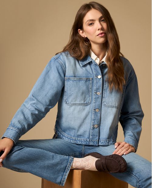 Camisa denim tipo chaqueta de botones con bolsillos frontales