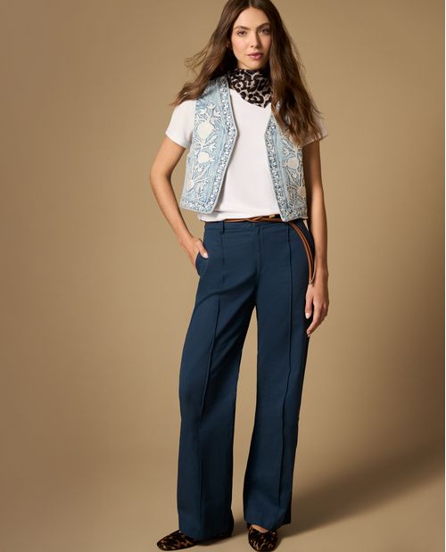 Pantalón chino tobillero con pinzas frontales