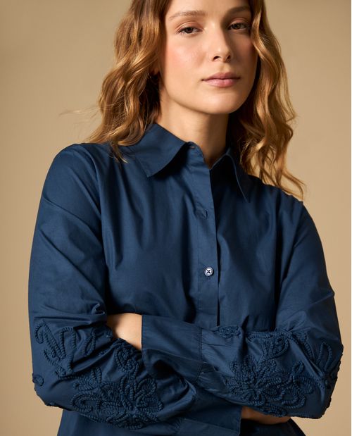 Camisa clásica manga larga con bordado en mangas y cuello camisero