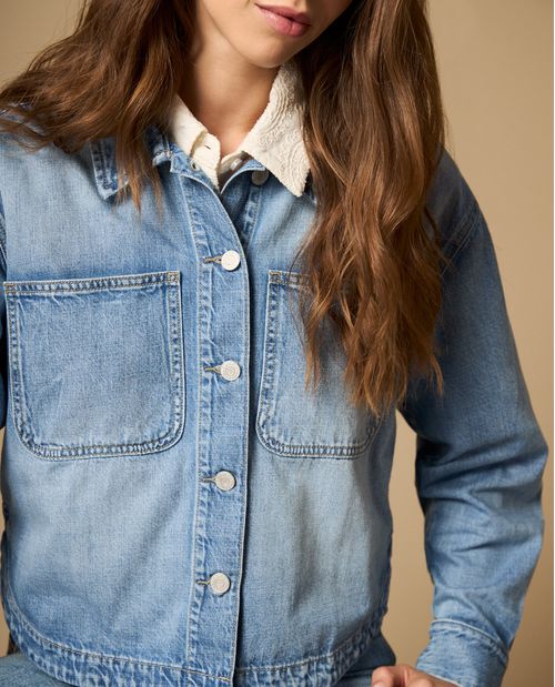 Camisa denim tipo chaqueta de botones con bolsillos frontales