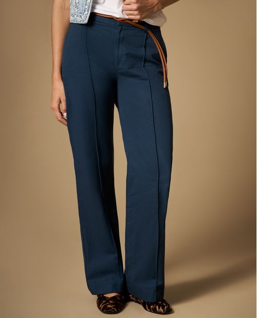 Pantalón chino tobillero con pinzas frontales