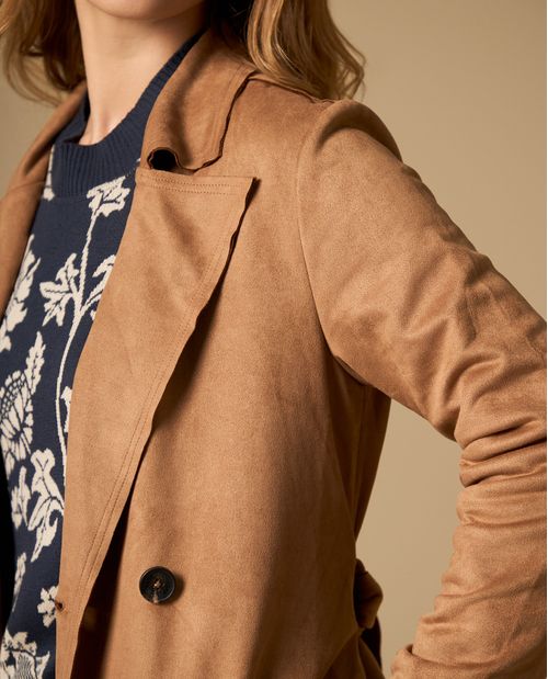 Abrigo liviano con cierre cruzado de botones