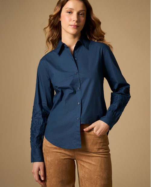 Camisa clásica manga larga con bordado en mangas y cuello camisero