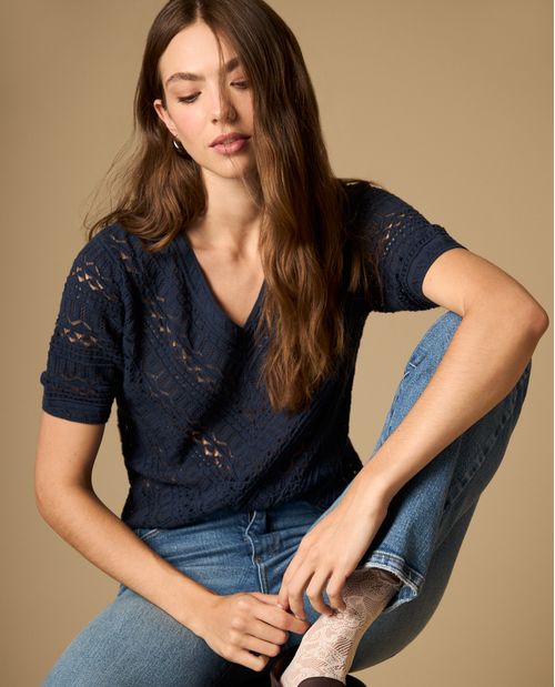 Camiseta manga corta escote en V con textura