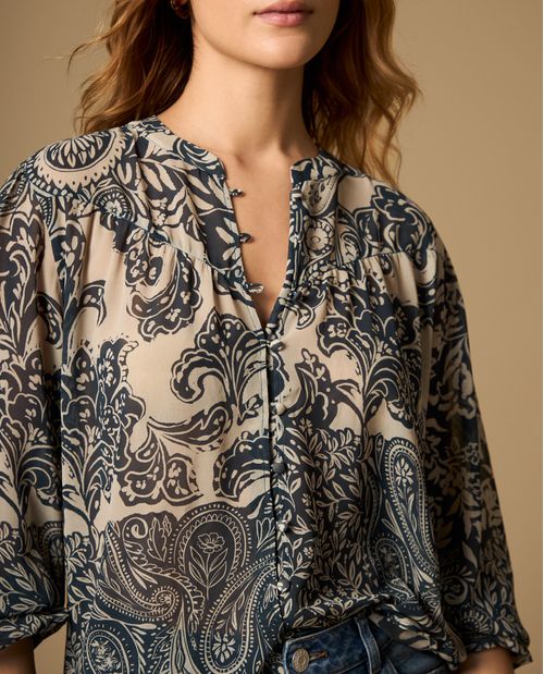 Camisa estampada manga larga cuello camisero