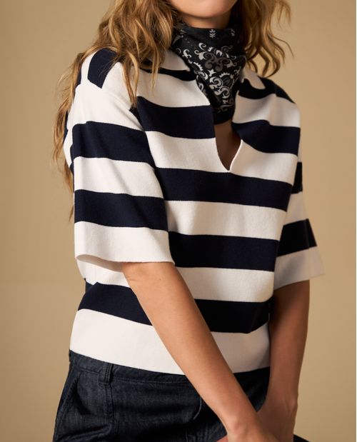 Camiseta tejida tipo polo cuello en V manga larga