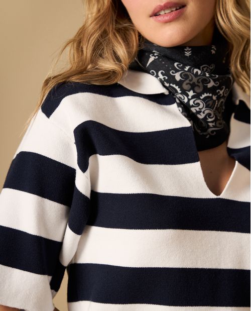 Camiseta tejida tipo polo cuello en V manga larga