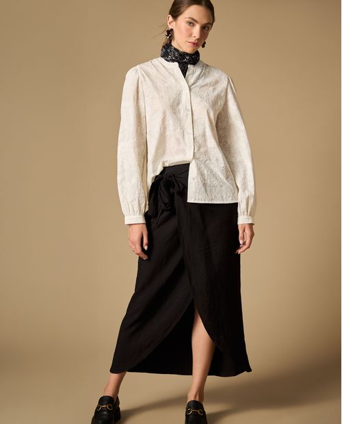 Falda anudada de largo medio con detalle de amarre lateral