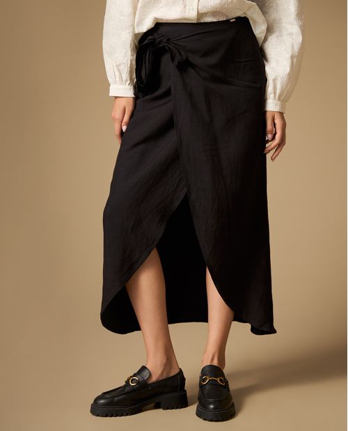 Falda anudada de largo medio con detalle de amarre lateral