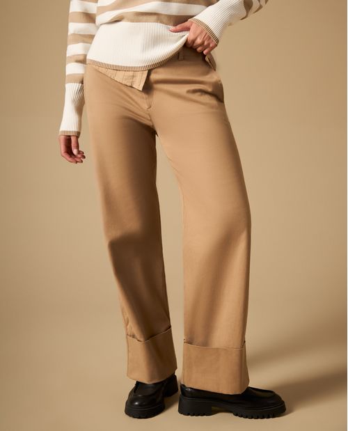 Pantalón straight con ruedo doblado