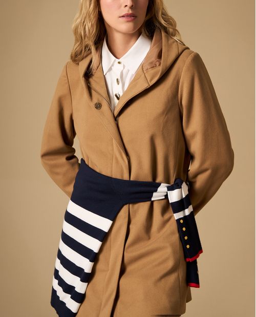 Abrigo con capucha y cierre cruzado con botón