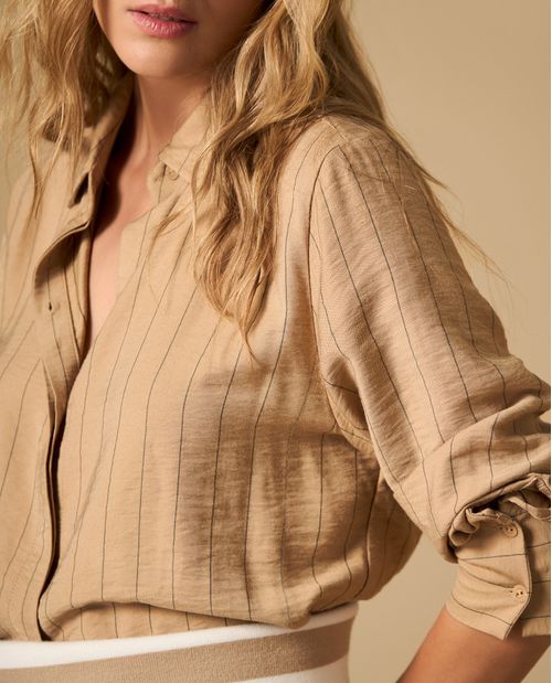 Camisa manga larga cuello camisero de tejido suave