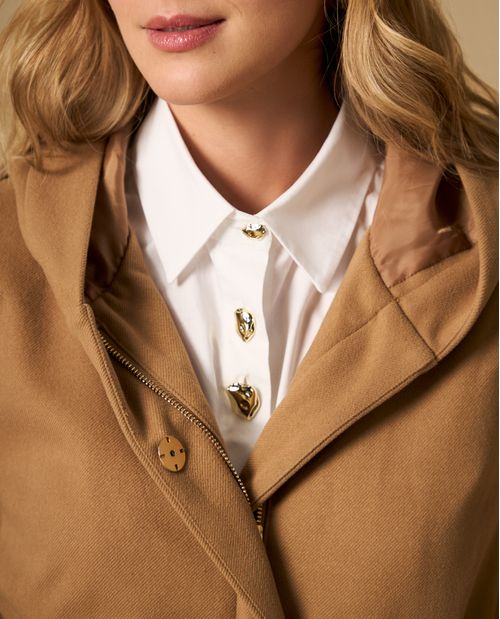 Abrigo con capucha y cierre cruzado con botón