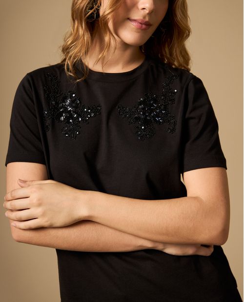 Camiseta manga corta con bordado floral