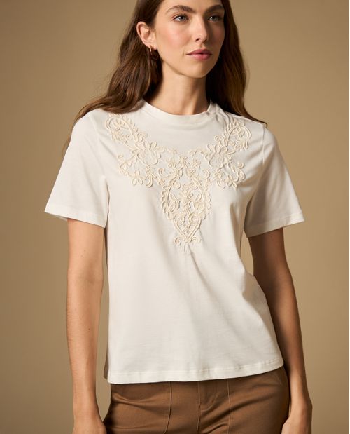 Camiseta manga corta con bordado floral