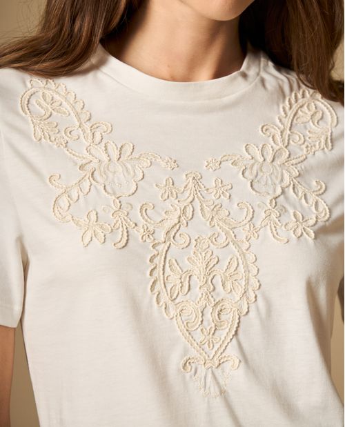 Camiseta manga corta con bordado floral