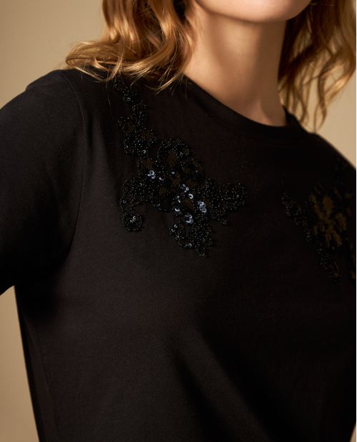 Camiseta manga corta con bordado floral