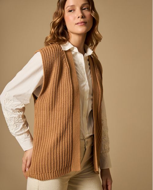 Chaleco tejido cuello media perilla