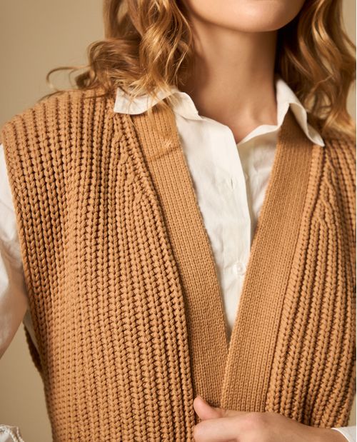 Chaleco tejido cuello media perilla