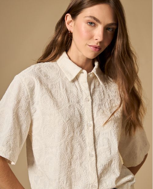 Camisa manga corta con bordado sutil cuello camisero