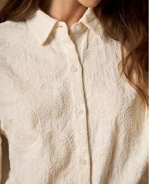Camisa manga corta con bordado sutil cuello camisero