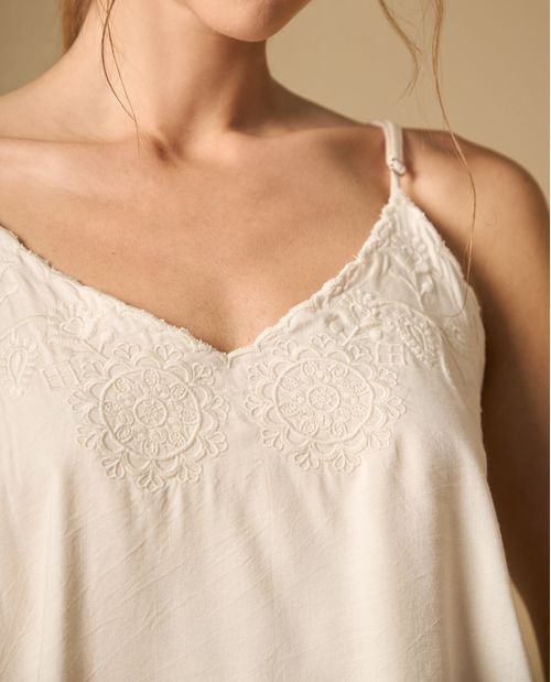 Camisa de tiras con bordado en escote