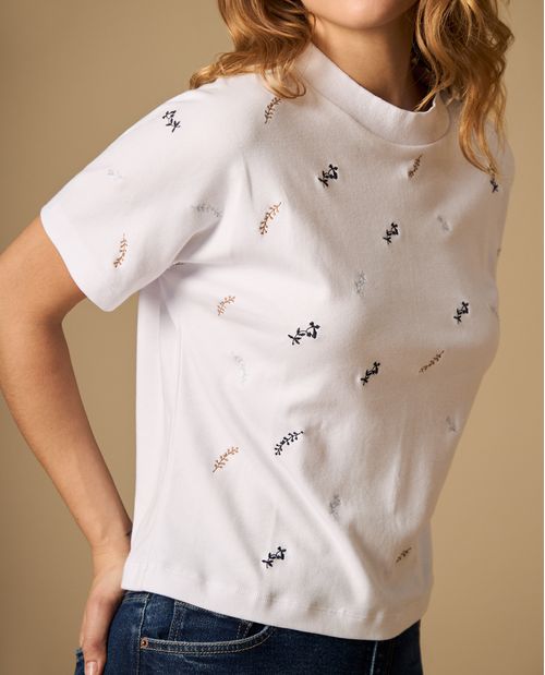 Camiseta manga corta con bordado floral