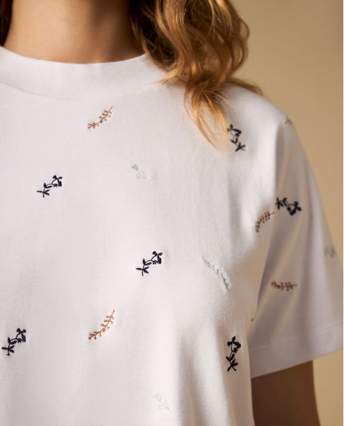 Camiseta manga corta con bordado floral