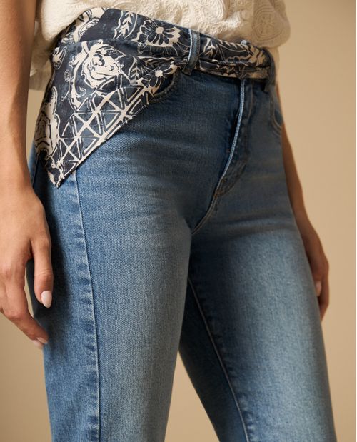 Jean straight con pañoleta incluida