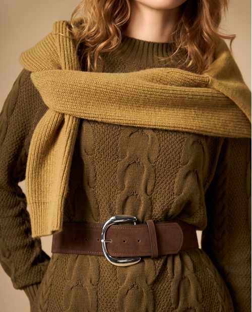 Correa ancha con hebilla metálica redondeada